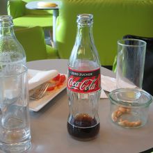 コカコーラのボトルが置いてありました