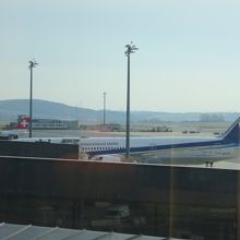 窓からは駐機場が見えます