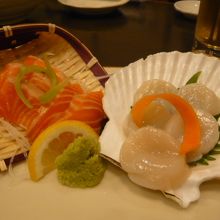 上からの写真ではなく、横から見て厚さを確認します。薄いです。