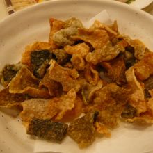 このお皿１皿を５人で分け合って食べることのようです。遠慮がち