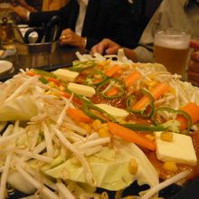 チャンチャン焼きとのことです。もやしを７～８人で分け合います