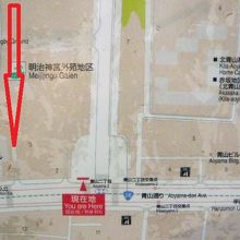 伊藤忠商事の本社ビルが青、伊藤忠青山アートスクエアが赤色の矢