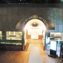 伊藤忠青山アートスクエアの入口の様子です。地下１階にあります