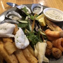 生牡蠣とシーフード盛り合わせ