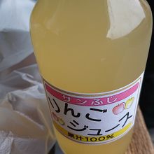 一階でりんごジュースを買い、外のベンチで休憩