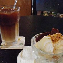 ジェラートのほか，各種スイーツも充実。