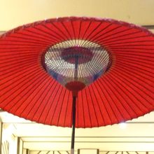 中に入ると赤い和傘