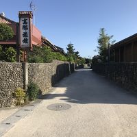 青空の映える旅館の入口です