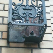 壁の装飾が歴史を感じさせる電灯です。明治くらいの年代でしょう