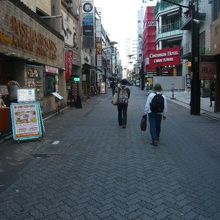 和洋中華、ピザにハンバーグ、なんでもありそうな街並みです。