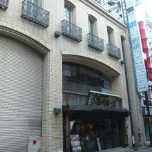 歴史を感じさせる店も隣はシャッターが閉まっています。栄枯盛衰