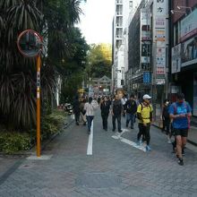 横丁を見ると日枝神社の入口が見えます。外堀通りも近いです。