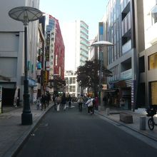 外灯が特徴的です。なんとなくレトロな感じがします。人が多い。