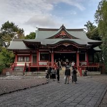 正面に立派な拝殿があります 