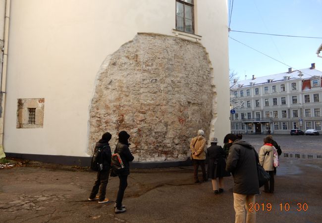 壁の一部に、表面の漆喰がされてなく昔の壁の状況を見ることが出来ます。