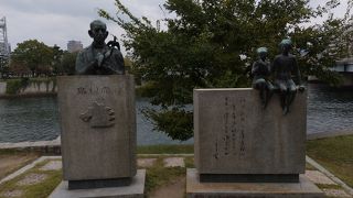 肩に鳥が止まった像