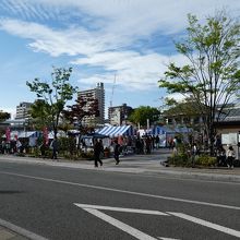 賑やかでした。駅の北口からすぐでした。