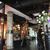 ロビーにはちいさなブティックとレストランがあります。