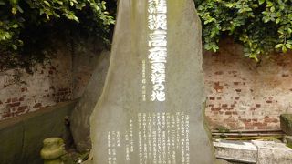 昔は聴衆と同じ高さで演じられていた