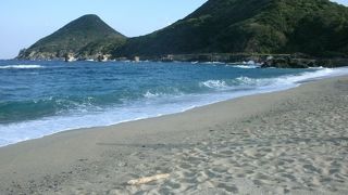 水際から数メートルで急に深くなっています