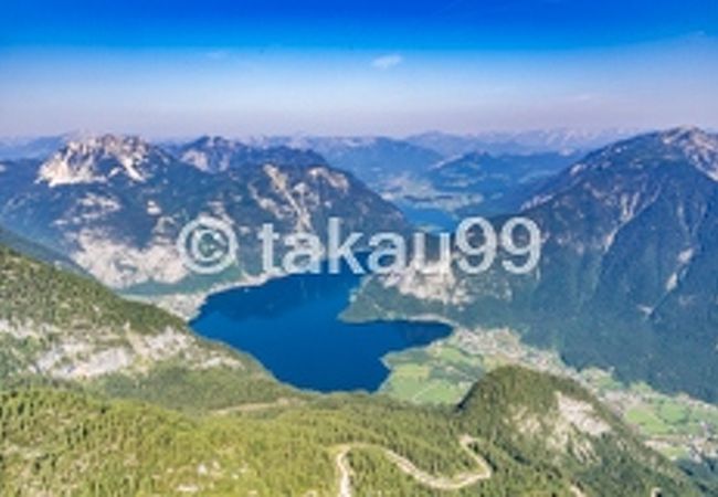 上から眺めるハルシュタット湖がとてもきれいです。