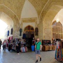 …昔は交差点上のゲートの役割も持っていたのがよく分かる造り。