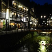 ガス灯が銀山川に映っていました