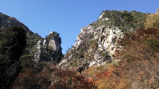 中国奥地の秘境を思わせる縦長に聳える迫力の岩山