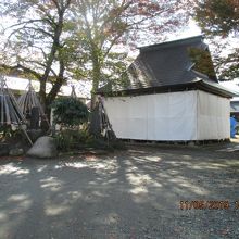 右手奥に山門が見えます。左端に芭蕉の句碑がありました