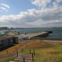 八戸市の漁港には、冷たい風が吹いていました