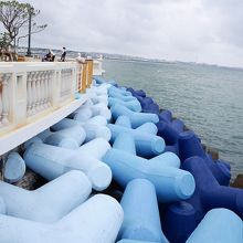 ジバゴコーヒーの目の前の海のカラフルなテトラポットです