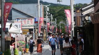 賑わって人通りが多い