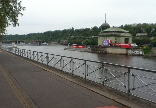 フラーフカ橋西側の橋