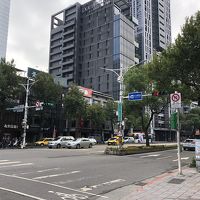 中山北路と南京西路の交差点の近くで便利です。
