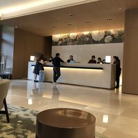 ロビーですが、大型のホテルではないのでこじんまりしています