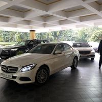 エントランス。一向に進まない車。