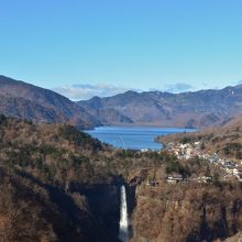 中禅寺湖と華厳の滝全体像