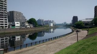 多くの新しいマンションが両岸に立ち並び、きれいな景観