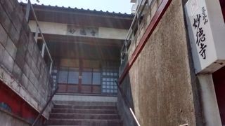 建築様式もたいへん地味でシンプル