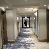 宿泊階の廊下は厚めのじゅうたん敷き～歩く際はお静かに～