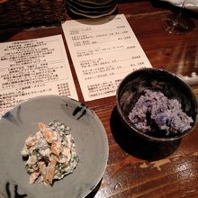 春菊のクリームチーズ和えとシャドークイーンのポテサラ