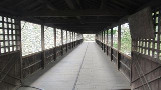 高松城の屋根の付いた立派な橋からはことでんも見えます