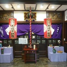 １階の赤坂不動尊の前です。幕にはガラス製の仕切りがあります。