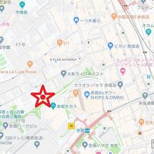 鈴降稲荷神社は、赤坂サカスのすぐ北側です。マンションの入口