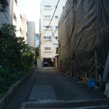 マンションの入口は見えますが、鈴降稲荷神社は全く見えません。