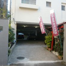 マンションの入口まで行くと、家の陰に、ようやく神社が見えます