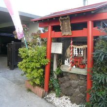 鈴降稲荷神社は、家の陰に、塀に向かい真横に建てられています。