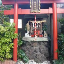 鈴降稲荷神社の正面です。マンションの入口の中に入ります。