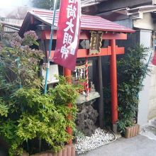 鈴降稲荷神社の側面です。奥行きがほとんどありません。簡素です