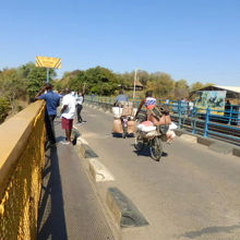 国境の橋。「あなたは今ザンビアに入国します」と黄色い看板